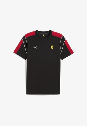 Sort atletisk trøje med røde skulderdetaljer, prydet med Puma-logoet og Ferrari-crestet på brystet, designet til sportstøj.