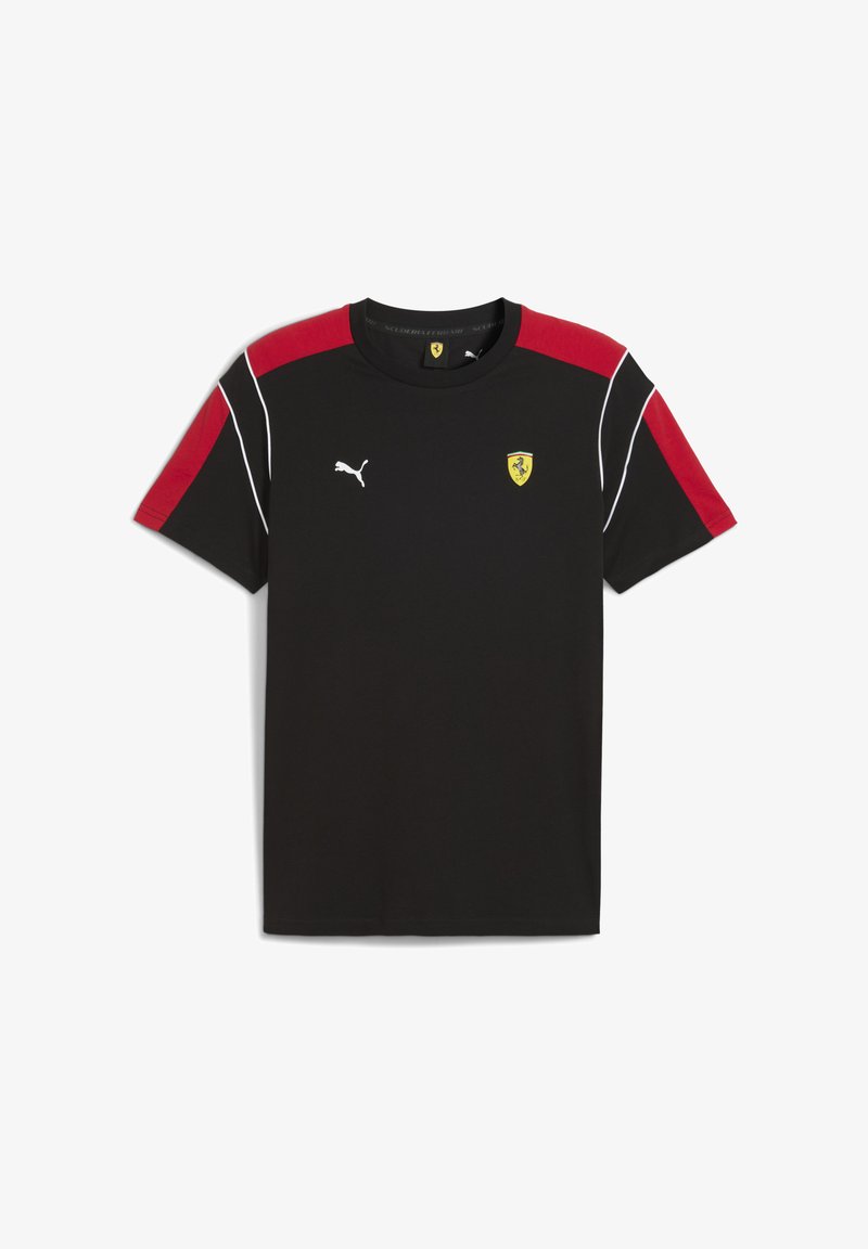 Černé sportovní tričko s červenými ramenními akcenty, s logem Puma a erbem Ferrari na hrudníku, navržené pro sportovní oblečení.