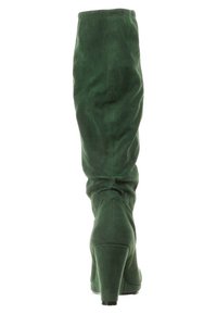 Bota verde de caña alta fabricada en suave ante, con un tacón afilado y un eje ajustado con sutiles frunces, que exhibe una textura lisa.