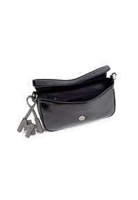 Borsa a mano in pelle nera con finitura lucida, dotata di chiusura a morsetto, tasca interna e etichette in metallo a forma di "M" e "H".