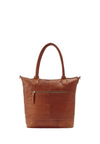 Bolso tote de cuero marrón con dos asas, cierre de cremallera y un bolsillo frontal con cremallera. Textura suave con costuras distintivas y detalles de panel.