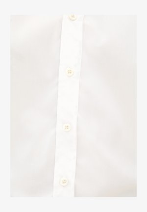 Witte blouse met een rechte kraag, zes witte knopen en een gladde, licht gestructureerde stof. Geen zichtbare patronen of accenten.
