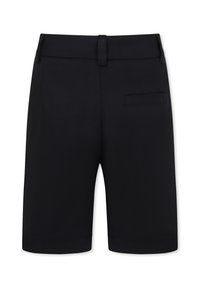 Shorts noirs avec une ceinture plate, dotés d'une poche arrière unique et d'une texture lisse. Ourlets à mi-cuisse.