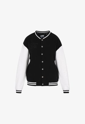 Zwart-wit varsityjack met knoopsluiting, geribbelde zoom en manchetten. Heeft een zwarte body en witte textuurmouwen met grafische details.