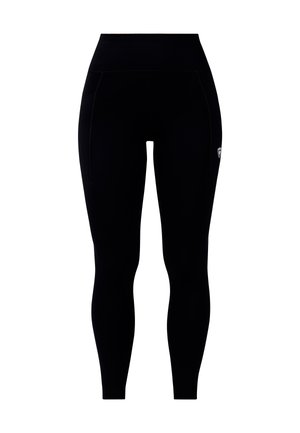 Černé legíny s vysokým pasem vyrobené z elastického materiálu, s bočními kapsami, hladkým povrchem a malým logem na boku.