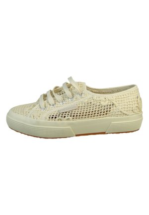 Sneaker bassa color crema con design in mesh, chiusura con lacci e suola in gomma, progettata per un uso casual.