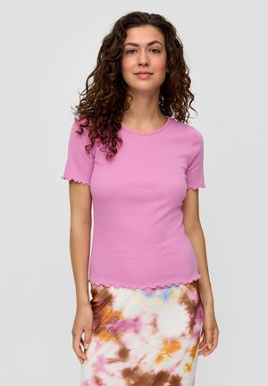 Roze geribbelde top met korte mouwen en gegolfde rand, met een getailleerd design. De stof heeft een gladde textuur, die mooi aansluit bij een kleurrijke, gemusterde rok.
