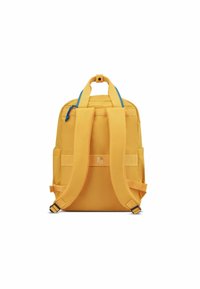 Zaino giallo realizzato in tessuto resistente con spallacci imbottiti, maniglia superiore, tasche laterali e dettagli con cerniere blu.