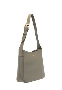 Sac à épaule vert olive en cuir avec bandoulière réglable, arborant un logo doré discret et un design élégant et minimaliste. Texture lisse.