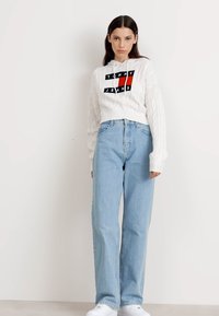 Tommy Jeans CENTER FLAG mleczny