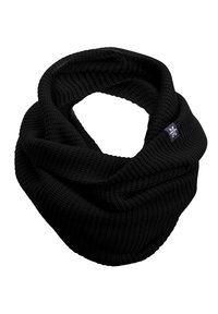 Écharpe infinie en maille côtelée noire avec une petite étiquette rectangulaire affichant des lettres blanches sur un fond sombre, disposée en boucle.
