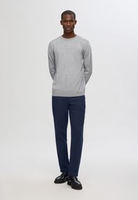 Selected Homme SLHBERG CREW NECK - Športni pulover - light grey melange