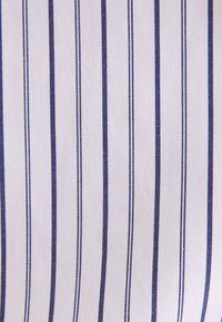 Tissu blanc avec des rayures verticales alternées fines et épaisses bleu marine formant un motif régulier.
