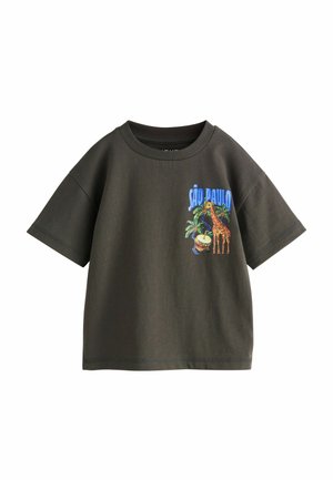 Dark green short-sleeve t-shirt made of cotton, featuring an embroidered design with a giraffe and tropical elements, and "SÃO PAULO" text.