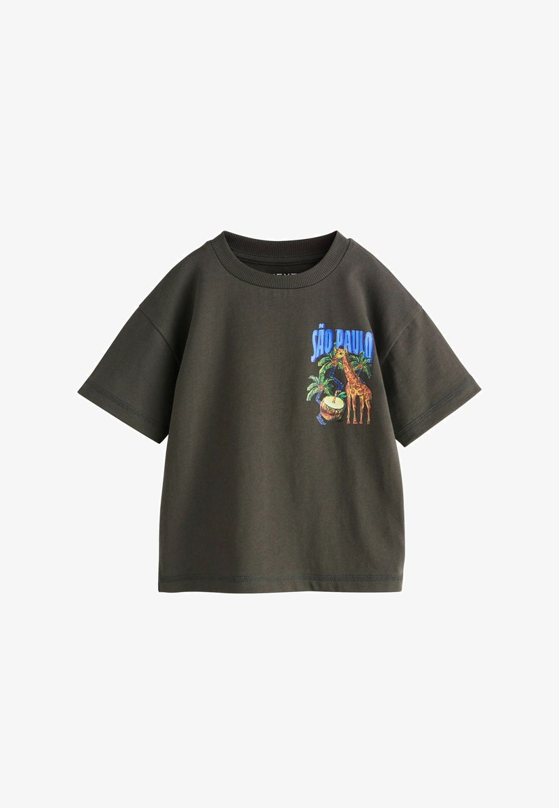 Dunkelgrünes, kurzärmeliges T-Shirt aus Baumwolle mit einem gestickten Design, das eine Giraffe und tropische Elemente zeigt, sowie dem Schriftzug "SÃO PAULO".