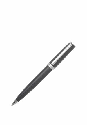 Črno-srebrna kemična pisalo s sijočim sponkom in mehanizmom na klik na belem ozadju.