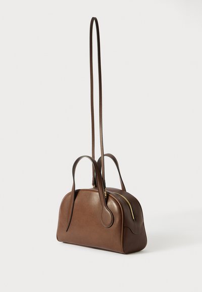 Borsa a tracolla in pelle marrone con forma strutturata, due manici superiori e una lunga tracolla. Presenta un dettaglio della cerniera dorata. Texture liscia.