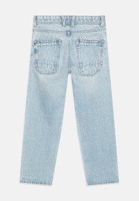Jeans in denim azzurro chiaro con una vestibilità comoda, due tasche posteriori e logo bianco "VINGINO" sulla vita. Texture strappata su tutta la superficie.