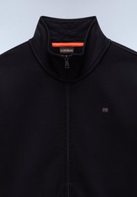 Černá zipová bunda s vysokým límcem, uvnitř s oranžovým akcentem a malým logem na levé části hrudi. Měkká textilie.