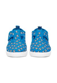 Sinised kangast kingad, millel on must-valgete jalgpallide muster. Neil on kerge disain ja valged kummist tallad.