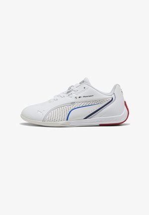 Weißer Sportschuh mit perforiertem Design, blauen und roten Akzenten sowie einer glatten Oberfläche. Verfügt über Schnürsenkel und eine gepolsterte Sohle für Komfort.
