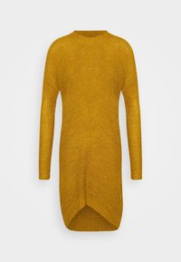 Abito maglione in giallo senape con maniche lunghe, collo a giro e orlo asimmetrico. Tessuto testurizzato con una leggera lucentezza.