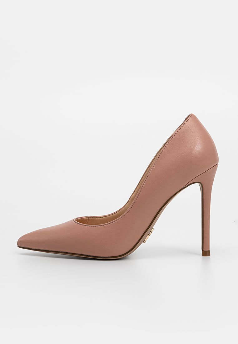 Talons aiguilles en cuir rose avec un bout pointu et une texture lisse. Présente un talon fin et un subtil accent doré près de la base.