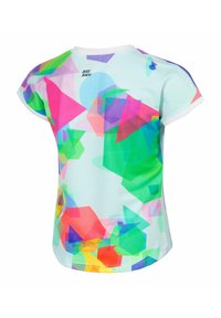 Camiseta juvenil de tela de malla con un patrón geométrico multicolor en rosa, verde y azul, con un cuello blanco y acentos.