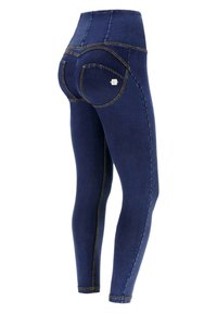 Leggings in denim scuro a vita alta, con cuciture gialle, caratterizzati da una distintiva tasca posteriore sagomata e una vestibilità aderente lungo le gambe.