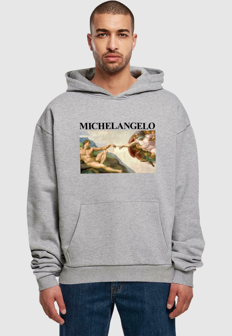 Grauer Kapuzenpullover mit einer Fronttasche, auf dem ein Druck von Michelangelo's Kunstwerk sowie der Name "MICHELANGELO" in fettem schwarzen Text zu sehen ist.