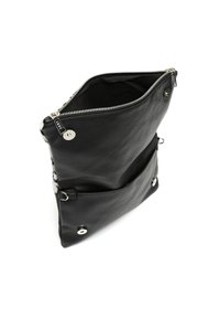 Borsa in pelle nera con superficie testurizzata, apertura superiore con zip e tasche frontali fissate da dettagli in metallo argentato.