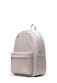 Sac à dos gris clair avec un motif à carreaux, compartiment principal zippé, poche avant et un badge logo. Tissu lisse et durable avec une forme arrondie.
