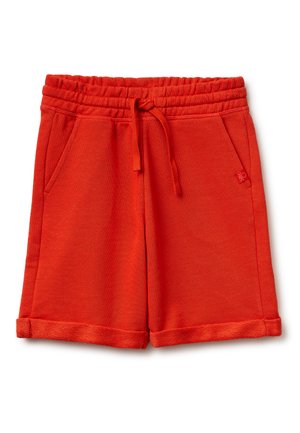 Pantaloncini di cotone rosso brillante con vita elasticizzata, coulisse, tasche laterali e orli risvoltati su sfondo bianco.