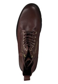 Bottes en cuir marron avec un bout rond, un laçage à l'avant et des œillets dorés. Elles présentent un détail de fermeture éclair sur le côté et une semelle texturée.