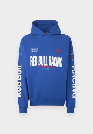 Kék kapucnis pulóver "Red Bull Racing" felirattal elöl és az ujjakon, piros-fehér verseny témájú logókkal és feliratokkal.
