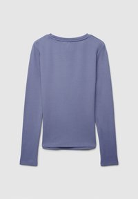 Długi rękaw top w jasnofioletowym kolorze, wykonany z prążkowanej tkaniny. Posiada okrągły dekolt i dopasowany krój, z końcem w wysokości bioder.