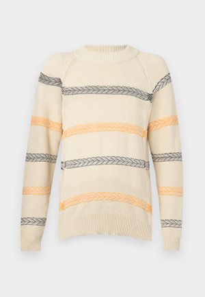 Strikkegenser i kremfarge med horisontale striper i svart og oransje. Har en ribbestrikket halslinning og teksturerte mønstre på ermene.