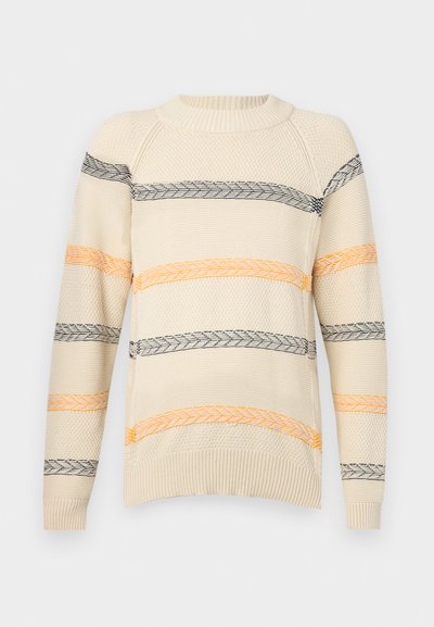 Pull en maille couleur crème avec des rayures horizontales noires et orange. Présente un col côtelé et des motifs texturés sur les manches.