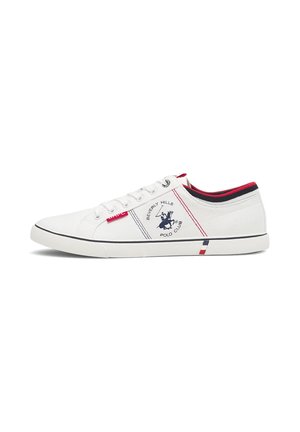 Sneaker basse bianche con lacci bianchi, rifiniture rosse e nere e logo blu Beverly Hills Polo Club sul lato.