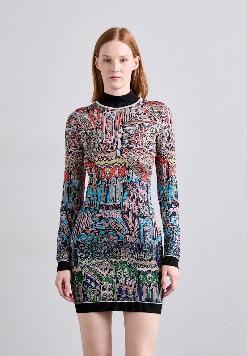 Robe tricotée avec un motif complexe et multicolore présentant des motifs architecturaux. Manches longues, encolure et ourlet côtelés noirs. Design ajusté.