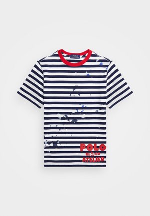 T-shirt w paski w kolorze granatowym i białym z czerwonym prążkowanym kołnierzem, z akcentami malarskich plamek i czerwonym wyszywanym napisem u dołu.