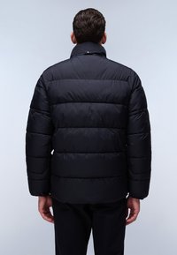Schwarze Puffjacke mit gesteppter Optik, hohem Kragen und glatter Textur. Die Rückseite zeigt einen klaren, minimalistischen Stil.