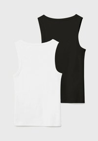 Deux débardeurs sans manches, un blanc chevauchant un noir, vus de dos sur un fond clair uni.