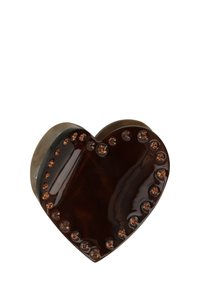 Clip per capelli a forma di cuore in acrilico marrone scuro, decorato lungo il bordo con piccoli ciottoli rotondi marroni, finitura liscia e lucida.