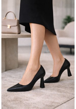 Derimod, Decolleté - black