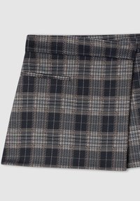 Gonna a quadri blu navy con un design strutturato caratterizzato da motivi a grid alternati chiari e scuri, e una vita su misura con accenti sottili.