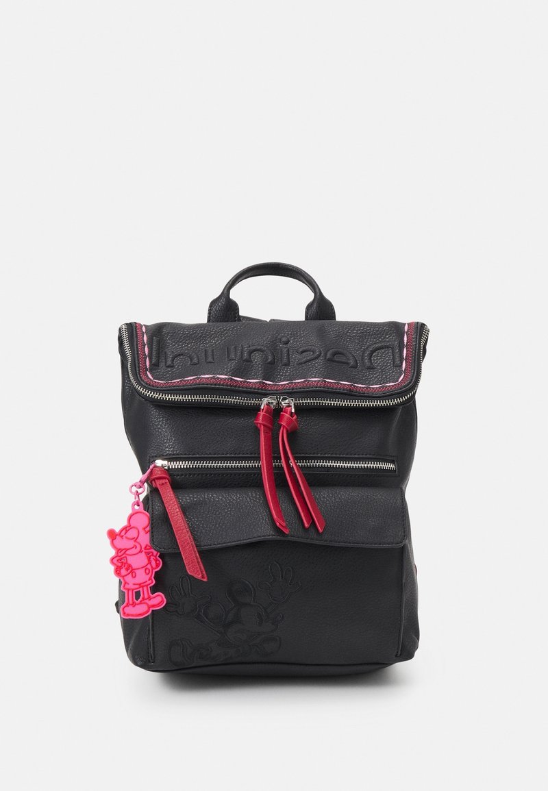 Sac à dos en cuir noir avec des tirettes de fermeture éclair rouges et un porte-clés personnage de dessin animé rose accroché à la fermeture éclair de la poche avant.