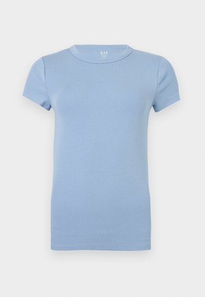 Lichtblauw T-shirt met korte mouwen en ronde hals, effen design, plat gelegd op een witte achtergrond.