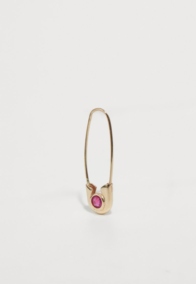 Ohrringe in Form einer goldenen Sicherheitsnadel, mit einem runden pinkfarbenen Edelsteindetail. Glatte metallische Oberfläche mit geschwungenem Design und offenem Bogen.