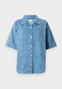 Cămașă cu nasturi din denim ușor albastru, cu un model texturat în diamant, cu mâneci scurte și două buzunare pe piept. Prezintă un guler și nasturi în față.